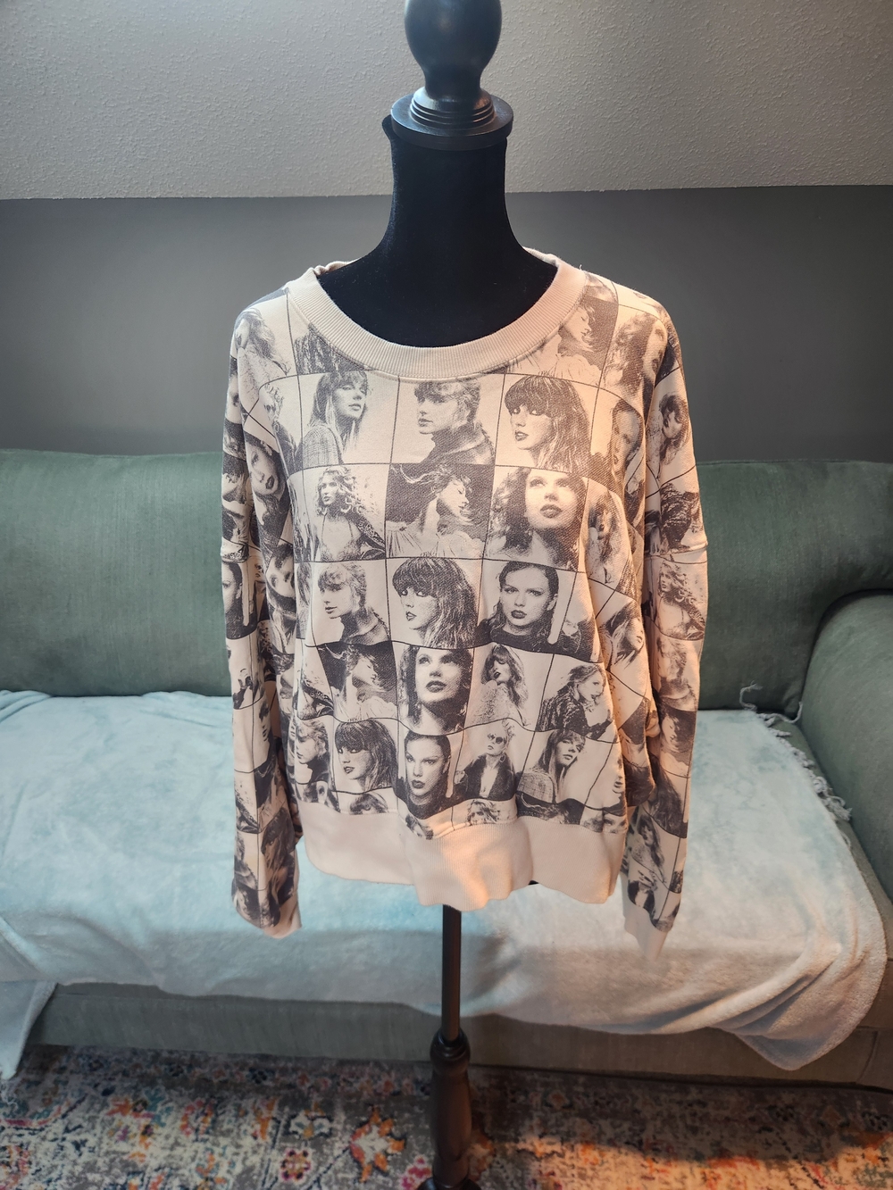 Taylor Swift Eras Tours Official Crewneck Sweatshirt - Black & Cream Large Good! - Picture 2 of 13